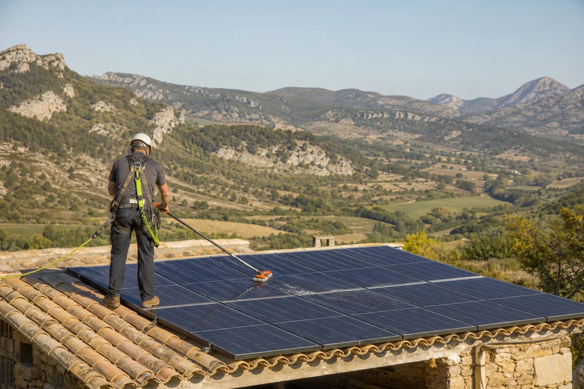 Entretien des panneaux à Serres : à quelle fréquence dans les Baronnies provençales et le Buëch
